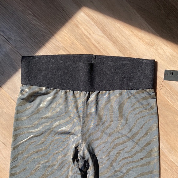 Tahari sport animal print zebra or tiger print legging M - Picture 6 of 16